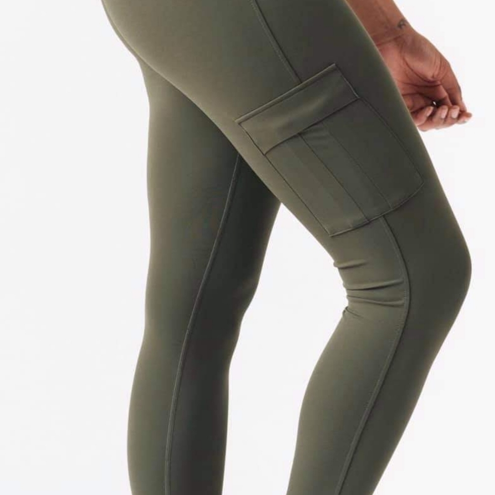 Like New Zyia Cargo Leggings with pockets Size 6-8